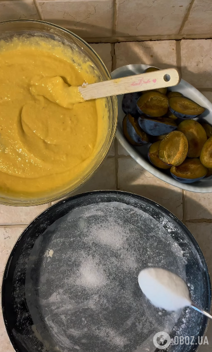 Посипаємо форму цукром