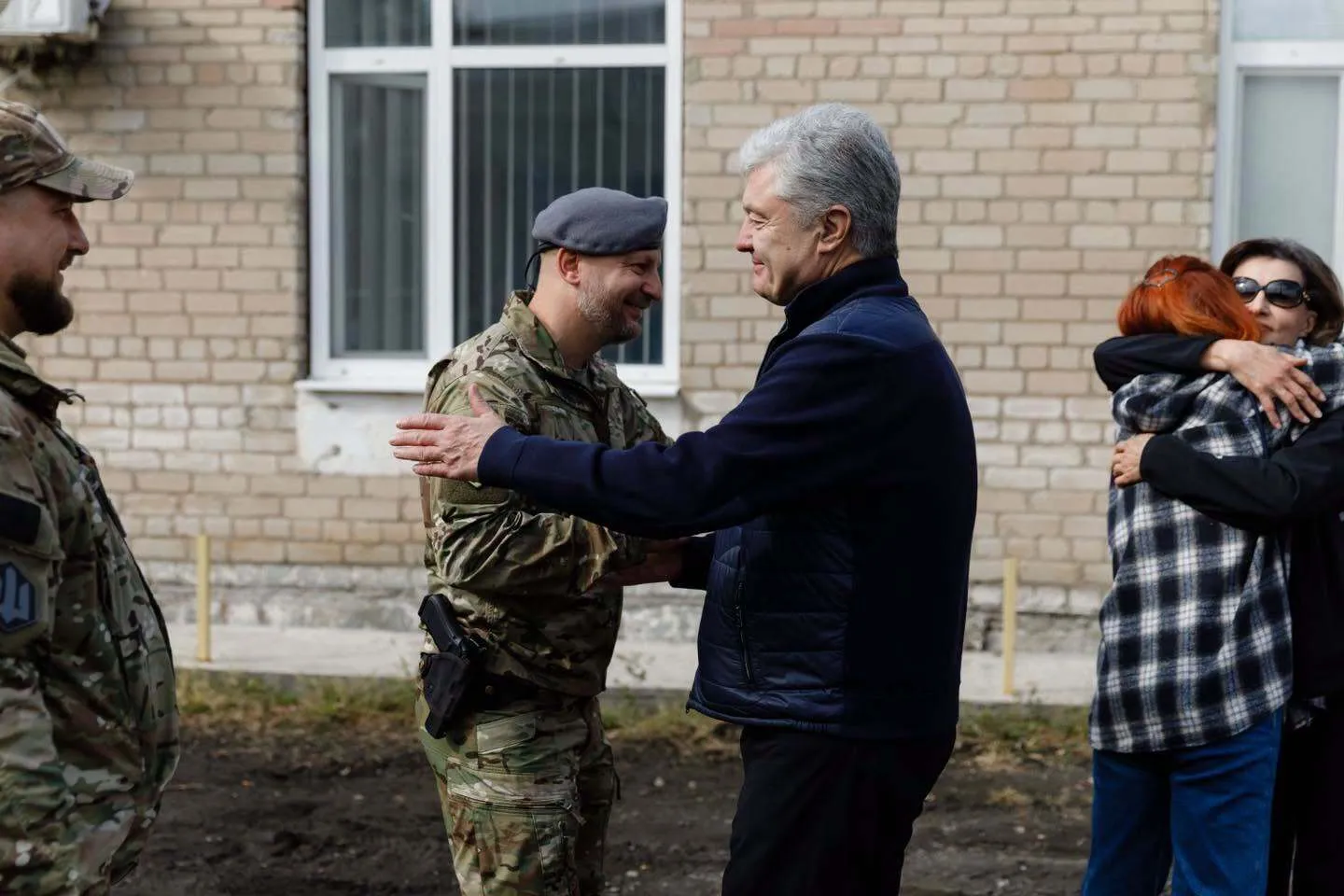 Быть среди своих: Порошенко в день рождения подарил военным четыре десятка лёгких внедорожников-багги
