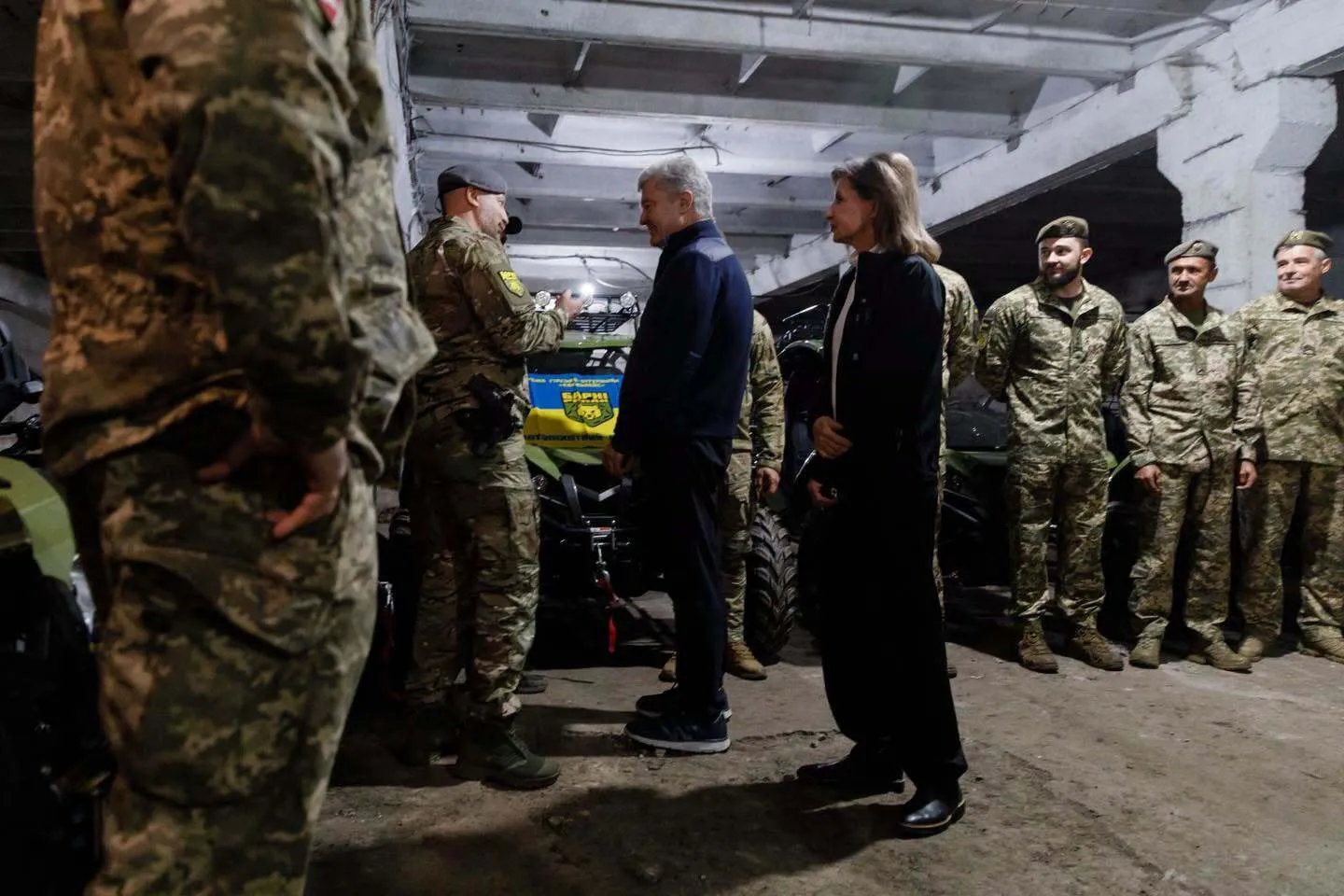 Быть среди своих: Порошенко в день рождения подарил военным четыре десятка лёгких внедорожников-багги