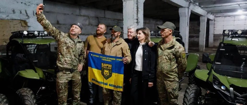 Быть среди своих: Порошенко в день рождения подарил военным четыре десятка лёгких внедорожников-багги