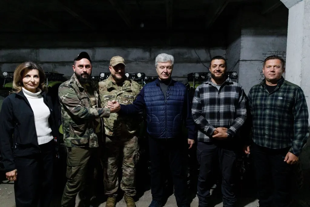 Быть среди своих: Порошенко в день рождения подарил военным четыре десятка лёгких внедорожников-багги