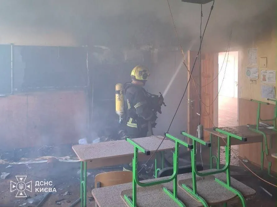 Последствия обстрела в Соломенском районе.