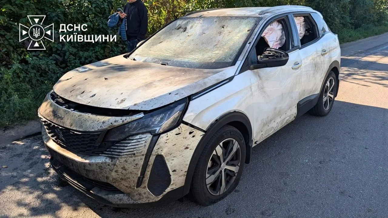 Автомобиль, поврежденный во время российского нападения на Вишневое.