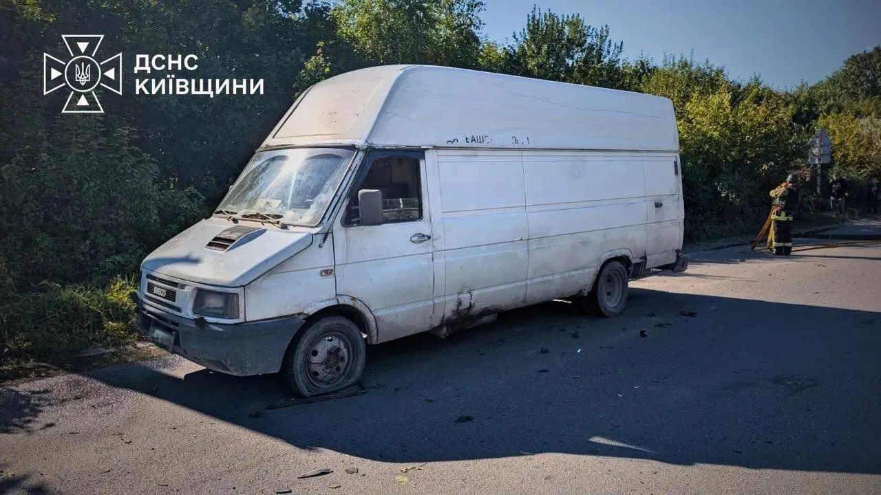 Повреждённый автомобиль в Вишневом после падения российского БПЛА.