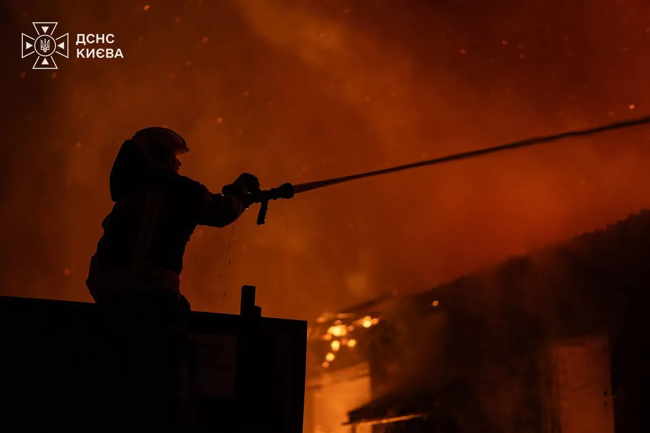 Рятувальники працюють на місці російської атаки в Києві.