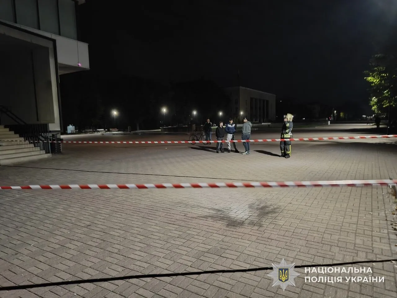 Місце вибуху на проспекті Тараса Шевченка у Шептицькому, огороджене поліцейською стрічкою.