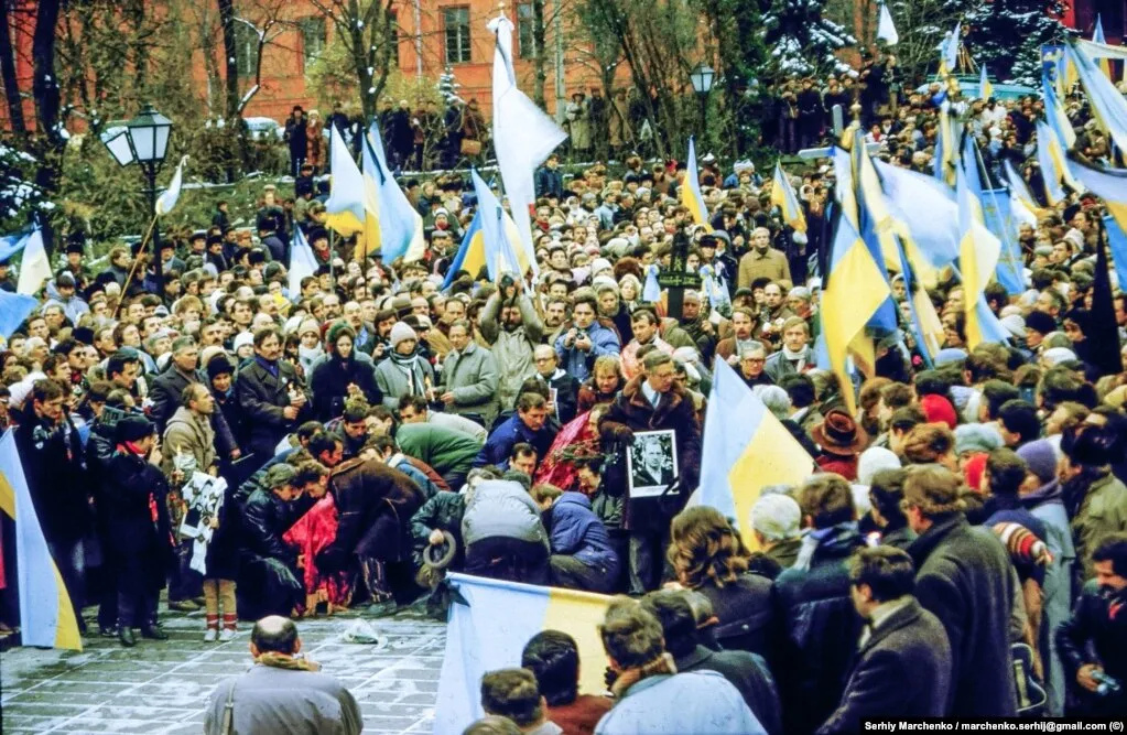 Учасники несли синьо-жовті прапори