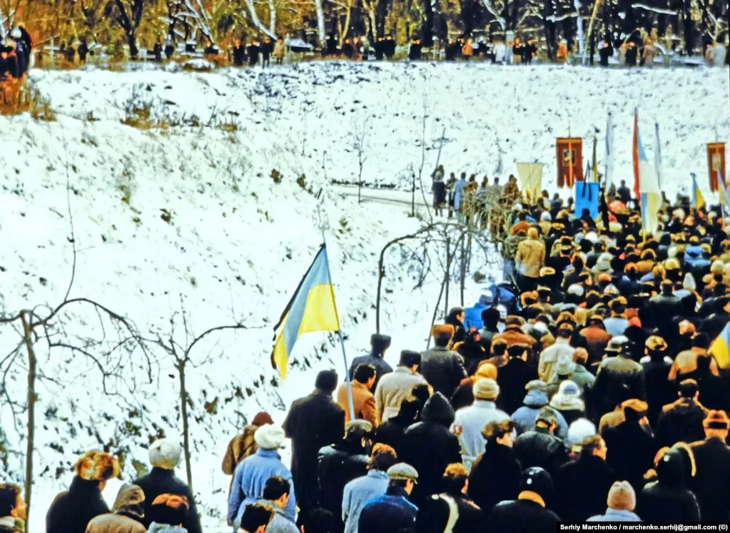 Учасники несли синьо-жовті прапори