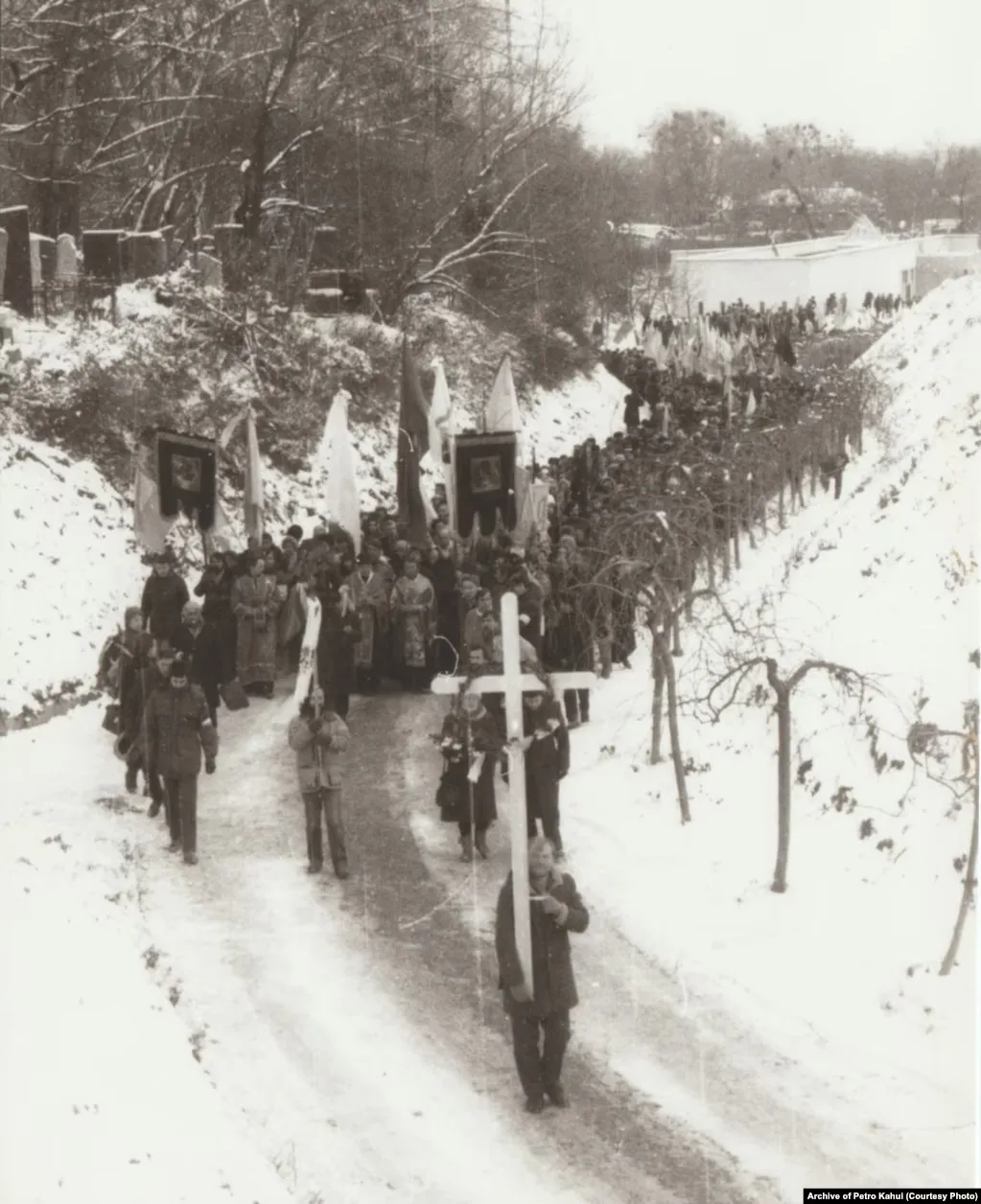 Труни вирушили через центр столиці до Байкового кладовища.