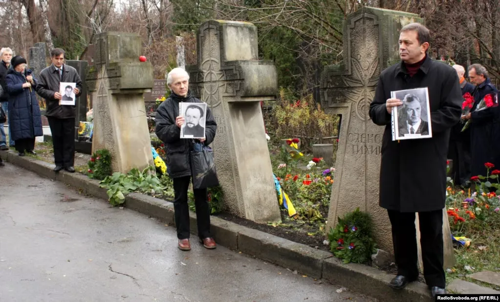 У 1993-му на могилах встановили три козацькі хрести із сірого пісковику.