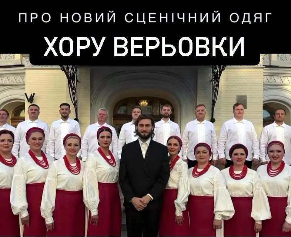 Вона звернула увагу на різні відтінки білого у чоловічих сорочках і жіночому вбранні