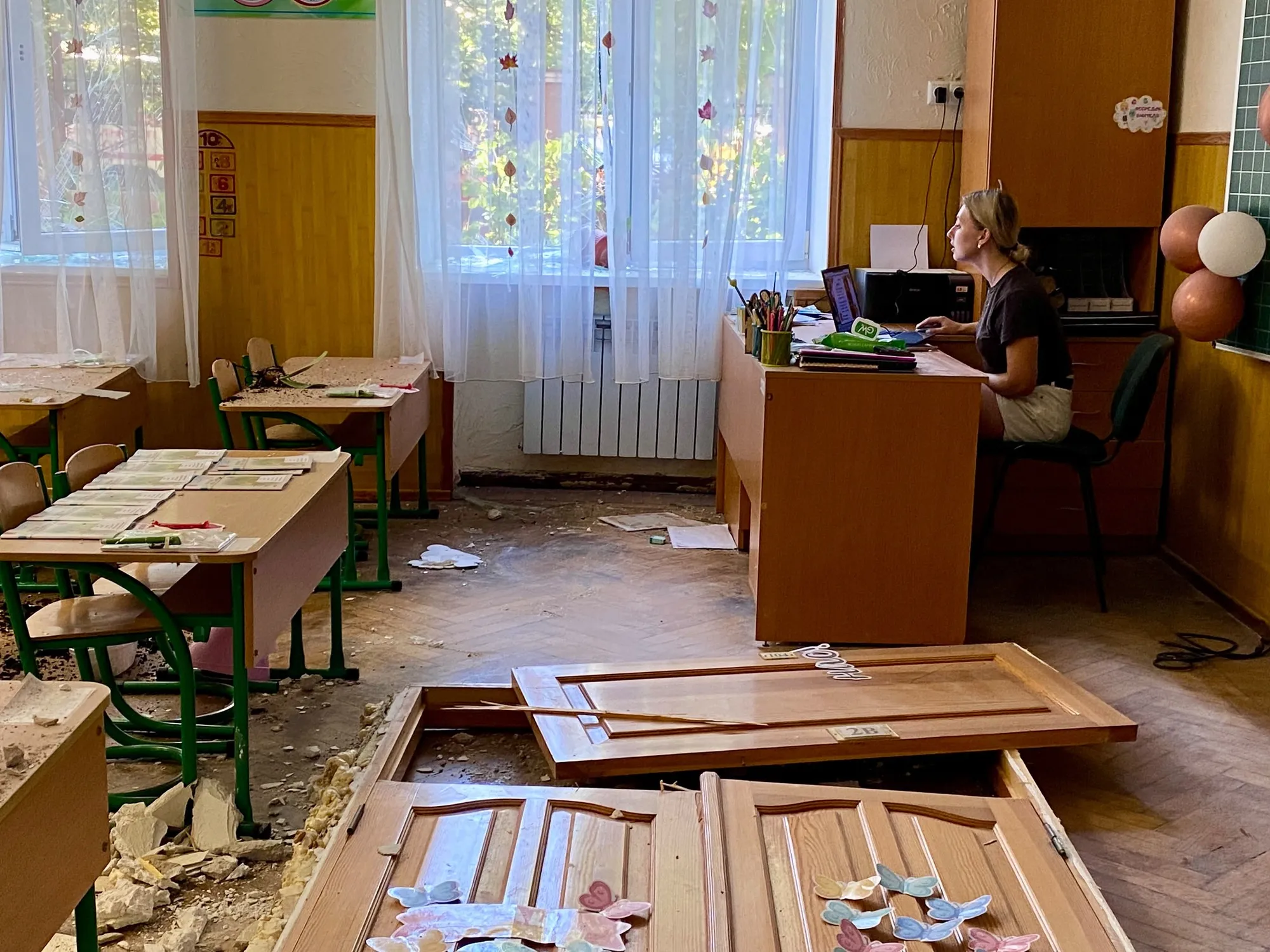 Вчителька проводить онлайн-урок у початковій школі розбитого класу
