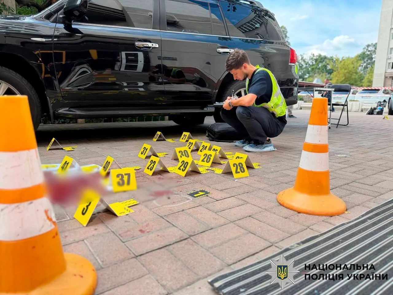 Зловмисник здійснив понад 20 пострілів у 71-річного чоловіка.
