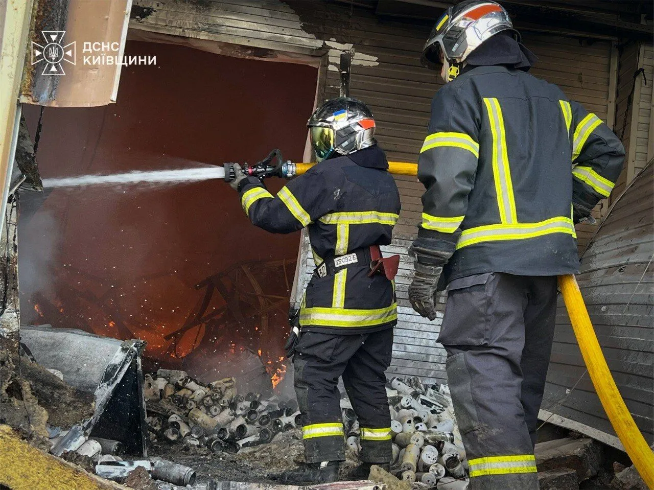 Рятувальники ліквідовують наслідки атаки РФ.