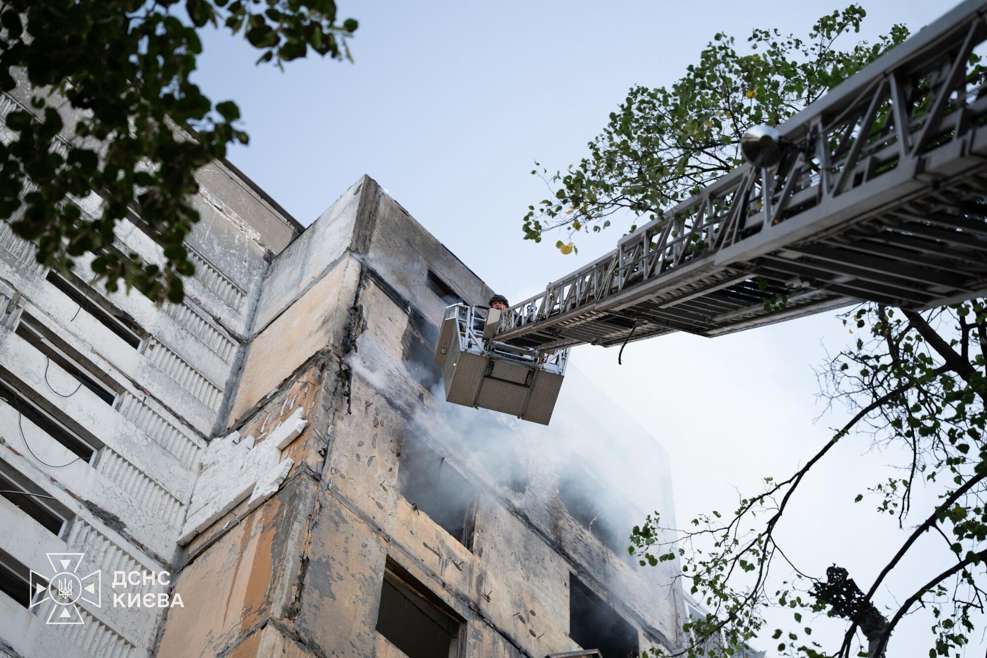Рятувальники ліквідовують наслідки атаки у Голосіївському районі.