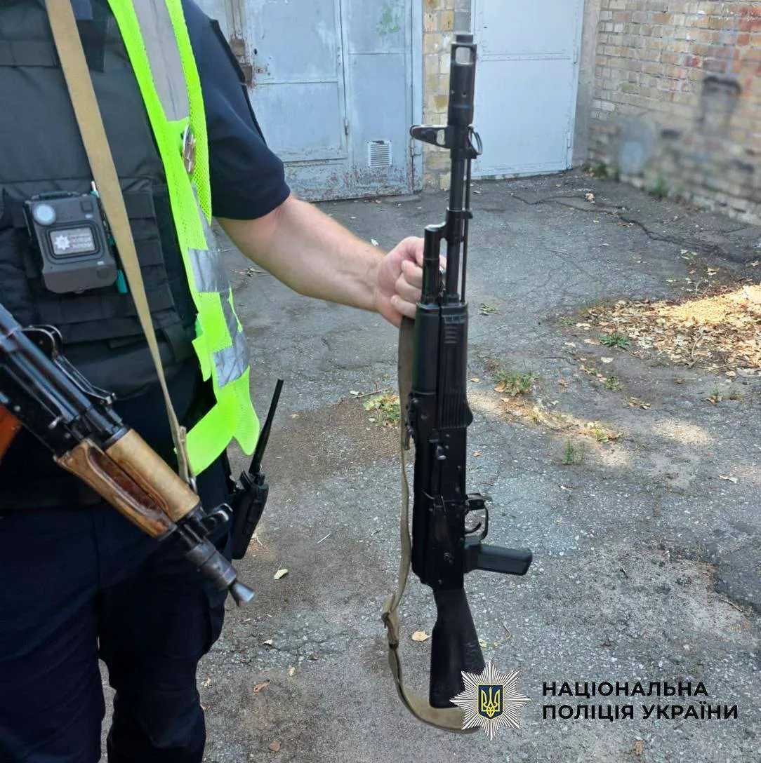Мужчина угрожал прохожему трофейным автоматом.