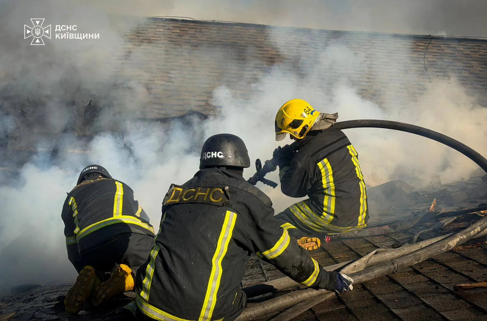 Рятувальники ліквідовують наслідки атаки РФ.