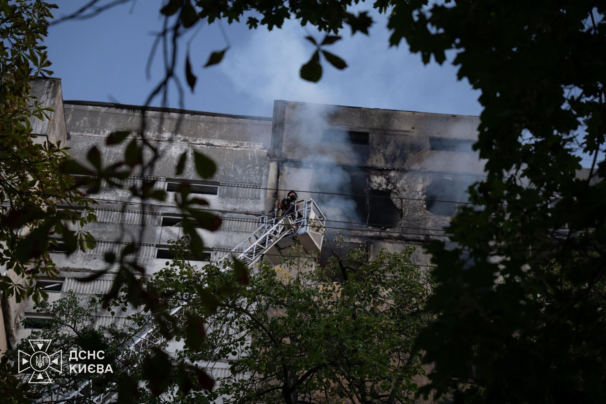 Рятувальники ліквідовують наслідки атаки у Голосіївському районі.