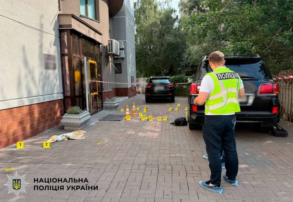 Зловмисник здійснив понад 20 пострілів у 71-річного чоловіка.