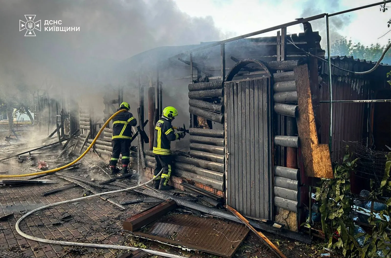 Рятувальники ліквідовують наслідки атаки РФ.