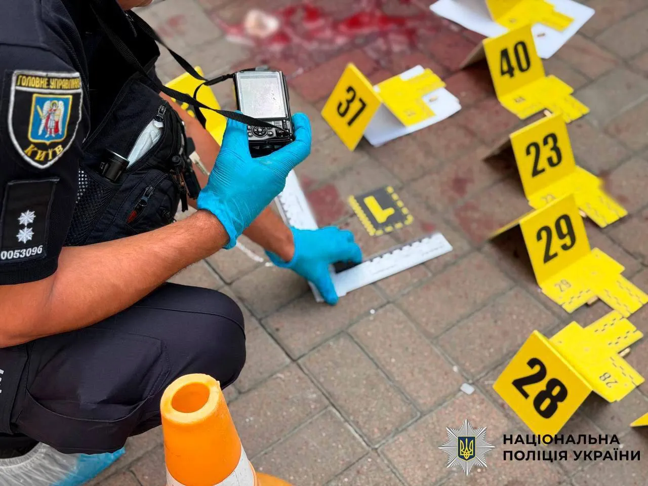 Зловмисник здійснив понад 20 пострілів у 71-річного чоловіка.