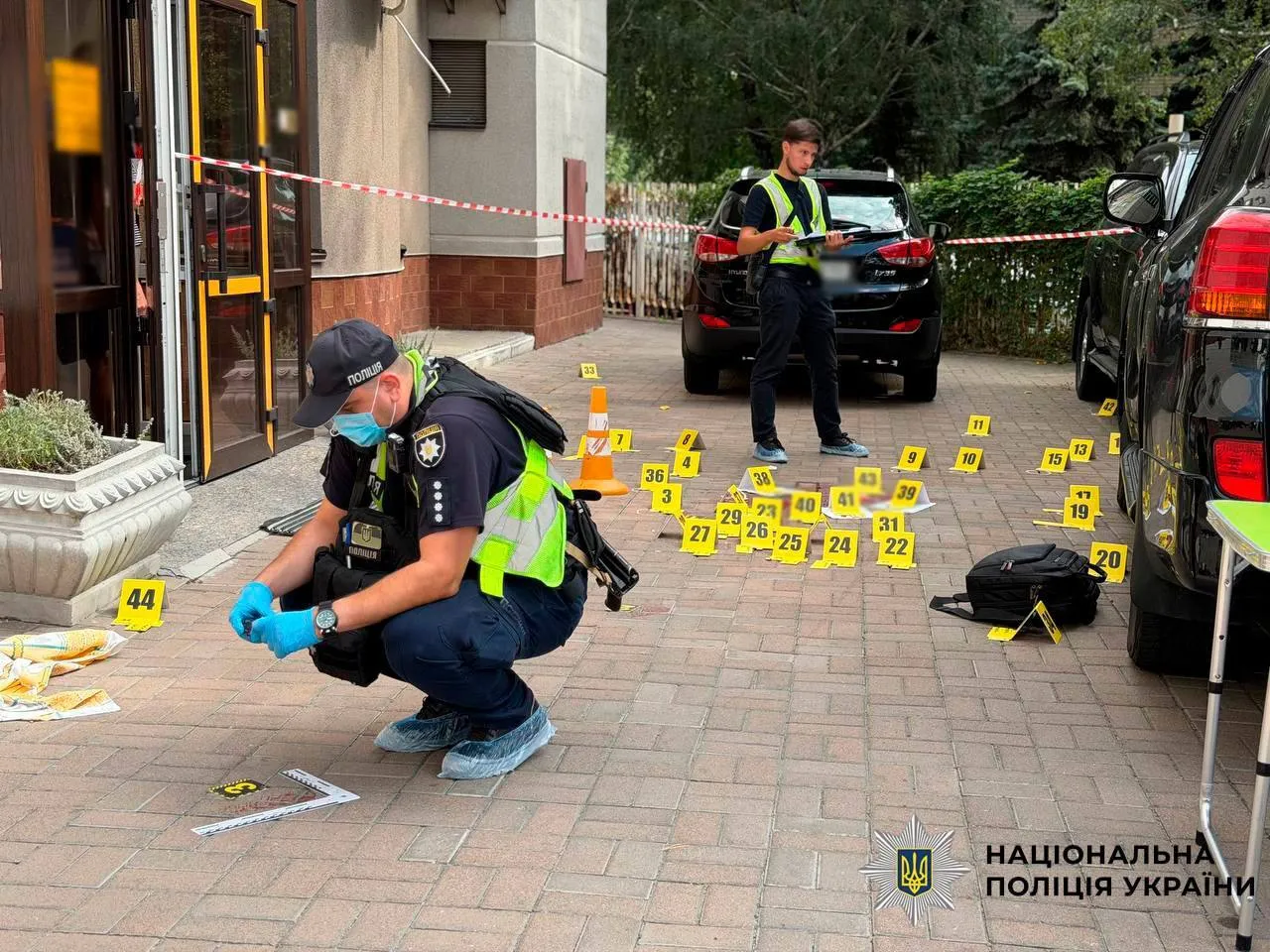 Зловмисник здійснив понад 20 пострілів у 71-річного чоловіка.
