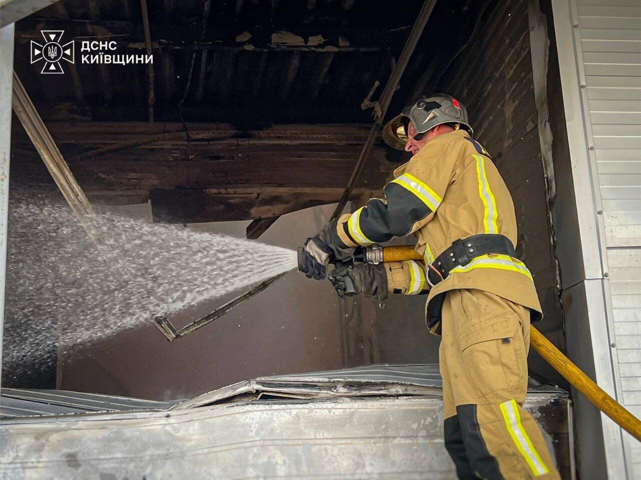Рятувальники ліквідовують наслідки атаки РФ.