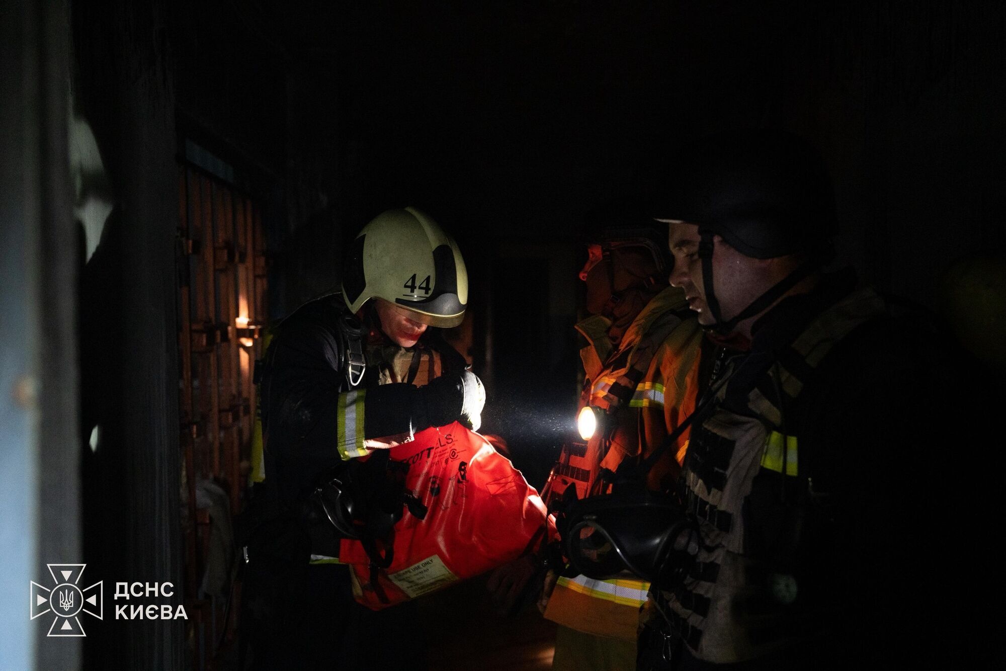 Рятувальники ліквідовують наслідки атаки у Голосіївському районі.