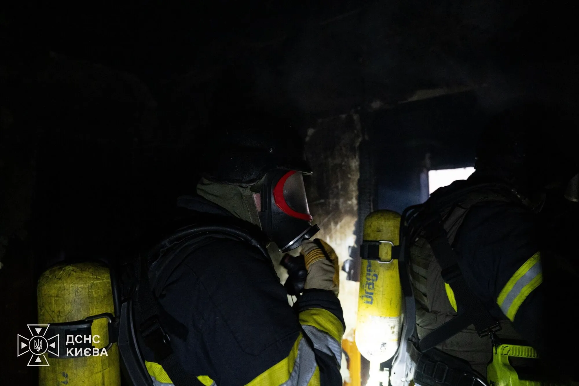Рятувальники ліквідовують наслідки атаки у Голосіївському районі.