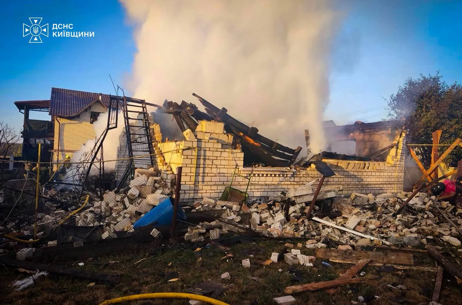 Рятувальники ліквідовують наслідки атаки РФ.
