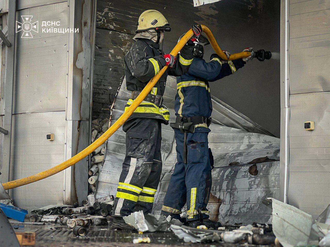 Рятувальники ліквідовують наслідки атаки РФ.