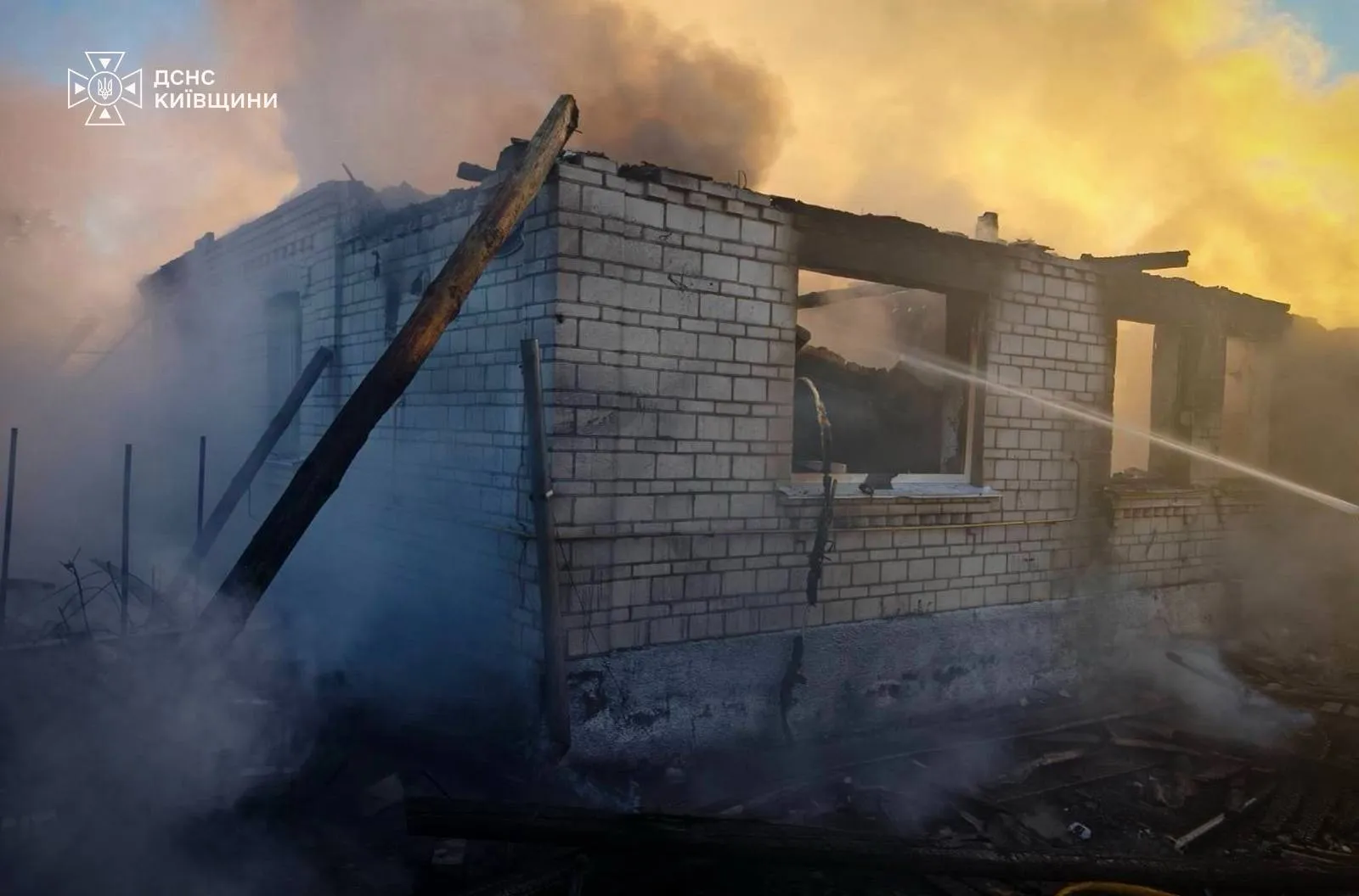 Рятувальники ліквідовують наслідки атаки РФ.