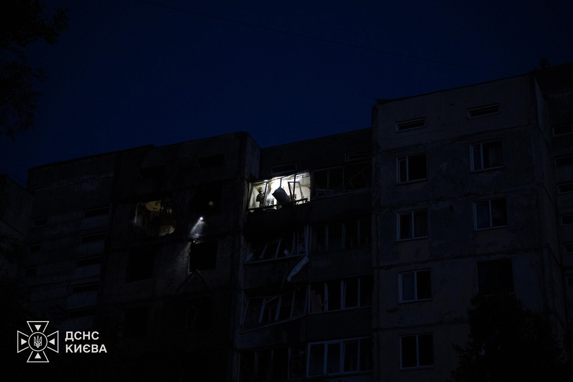Рятувальники ліквідовують наслідки атаки у Голосіївському районі.
