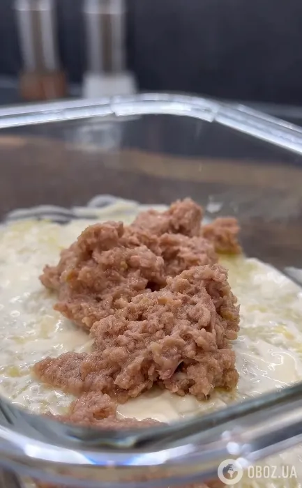 Выкладываем тунца на картофель