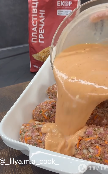 Заливаємо гречаники соусом