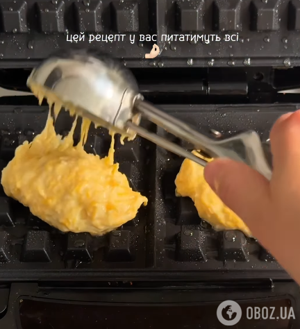 Выкладываем тесто в вафельницу