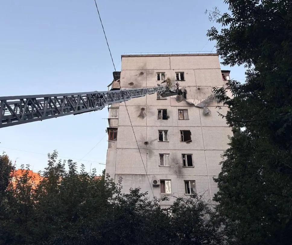 Одна з пошкоджених багатоповерхівок в Одесі