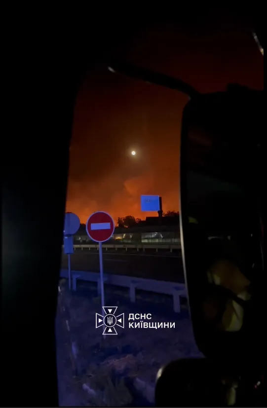 Первые минуты после прилета в селе Мила в Киевской области.