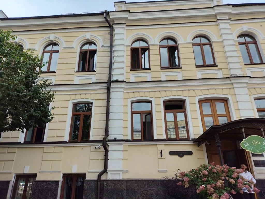 В Консистории выбиты окна и оконные рамы.