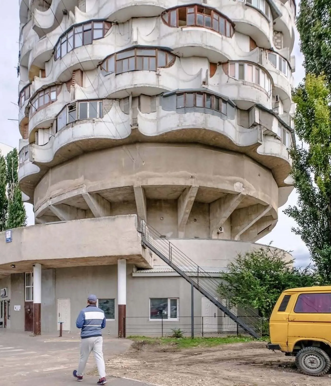 Самое уродливое высотное здание в мире.