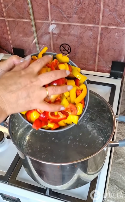 Выкладываем перец в маринад