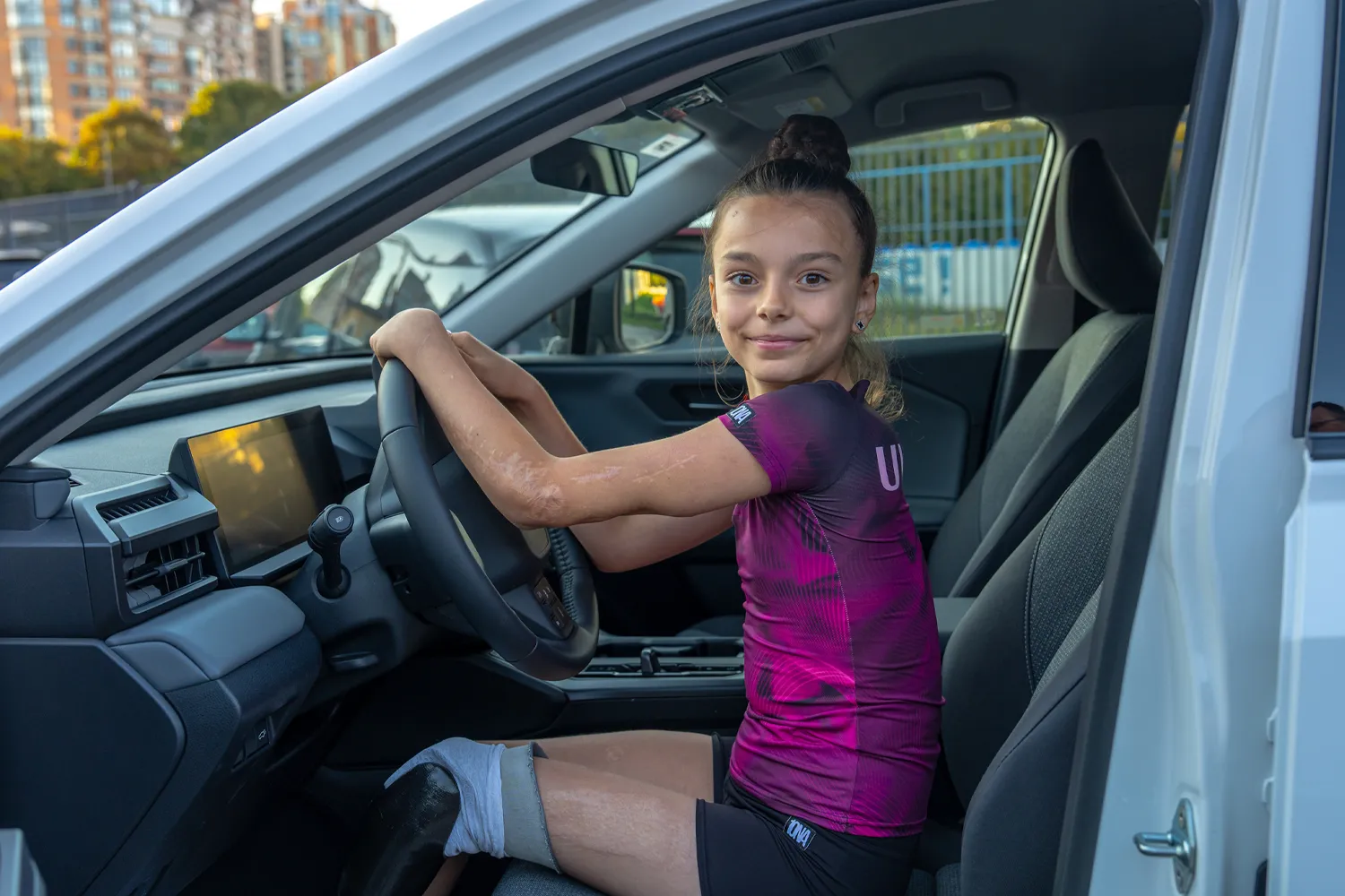Александра Паскаль в подаренном автомобиле.