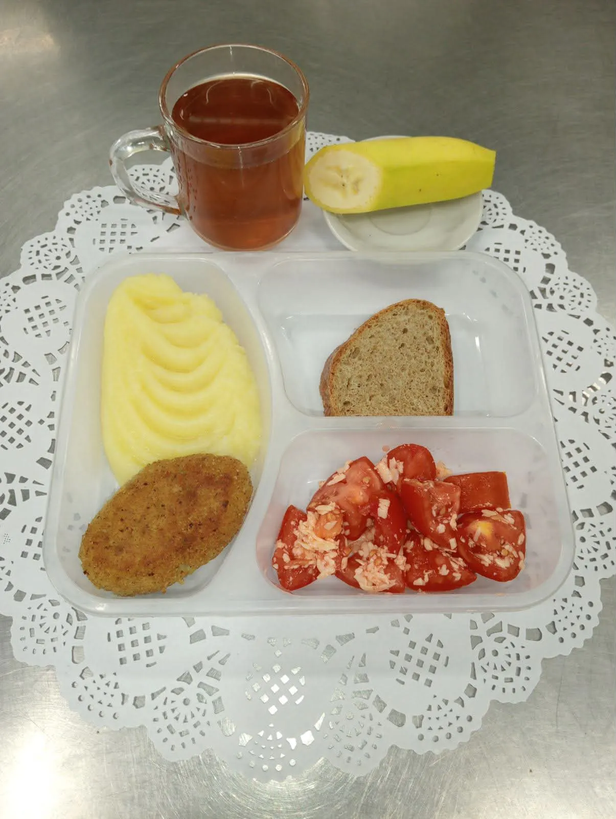 Школьный обед в Сумах.