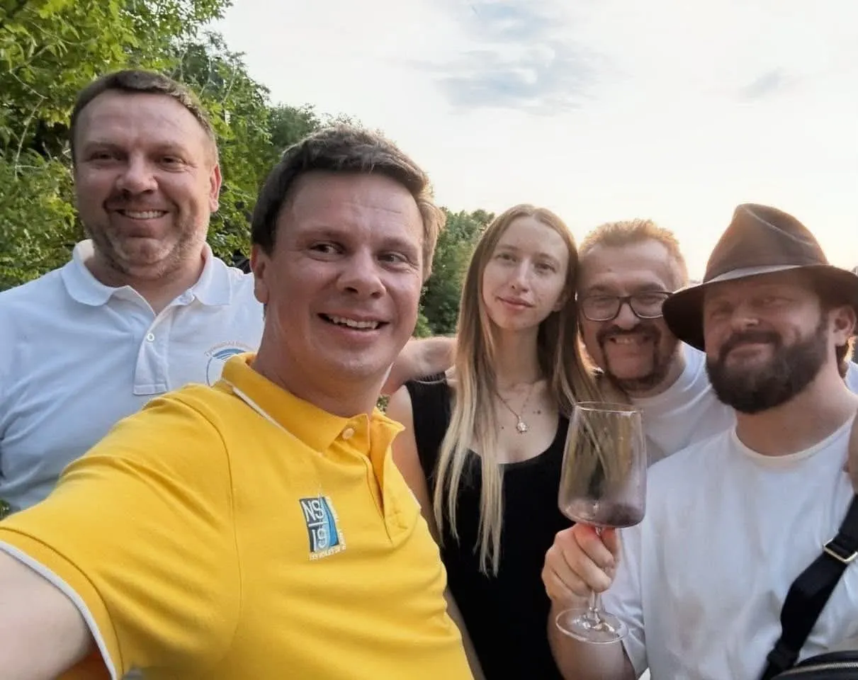 Артист показав фото з ймовірною обраницею