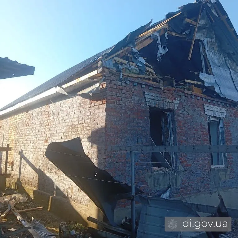Поврежденный дом в Слатино