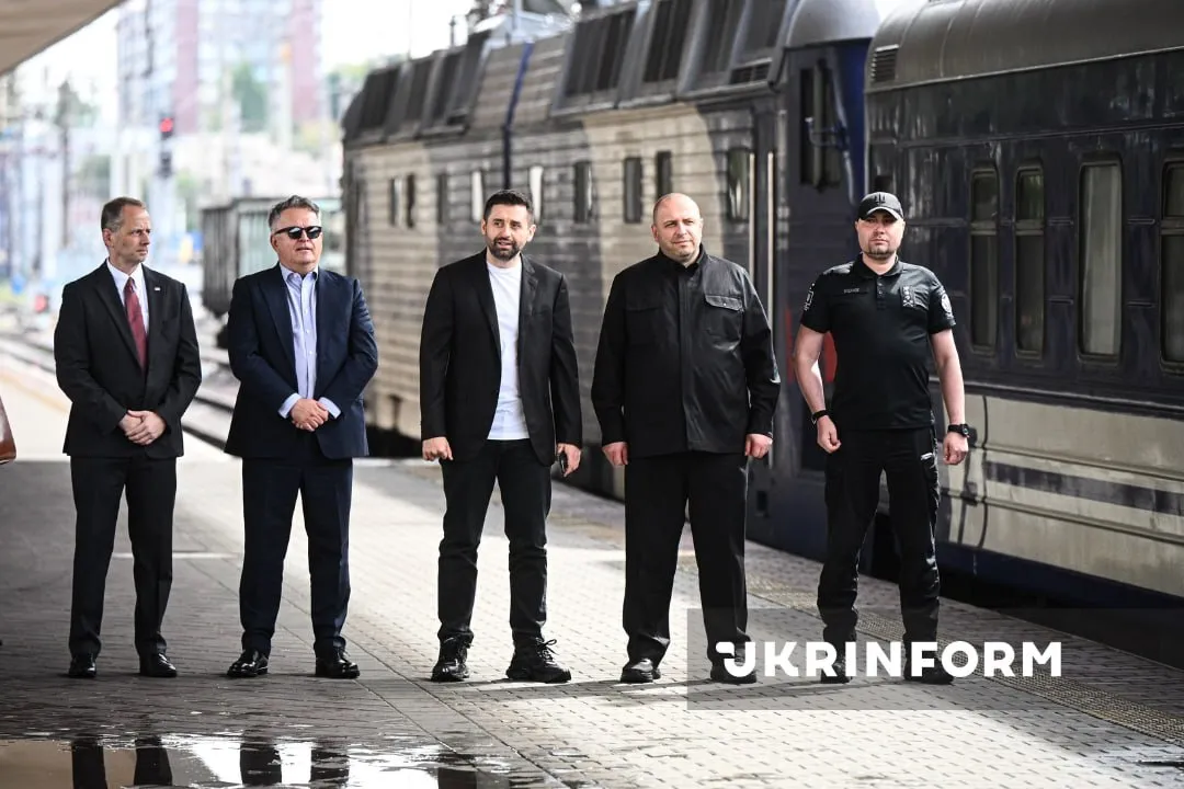 Їх зустріли Буданов, Умєров та Арахамія.
