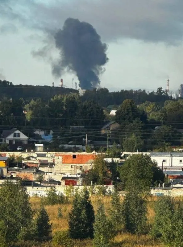 Последствия ночной атаки беспилотников в России.
