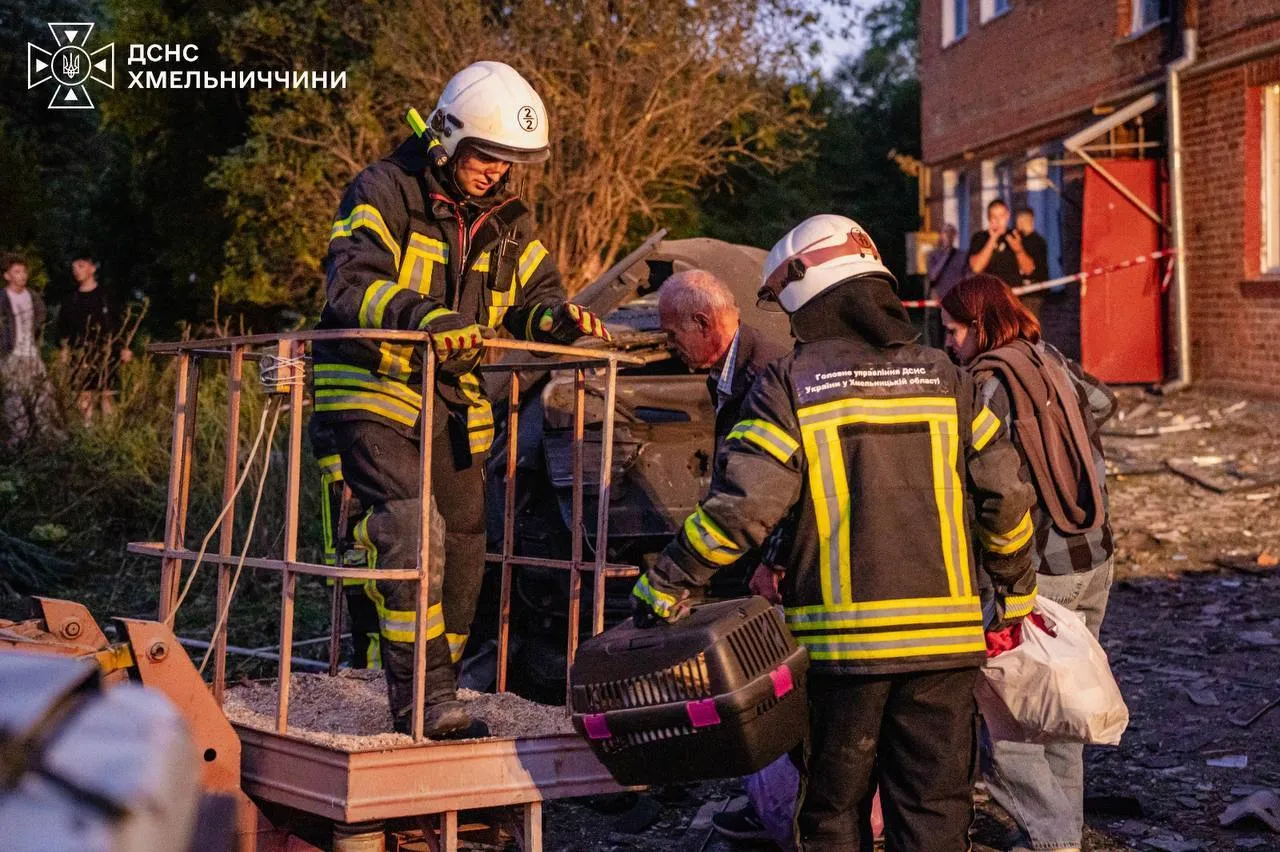 Рятувальники допомагають місцевим після російської атаки.