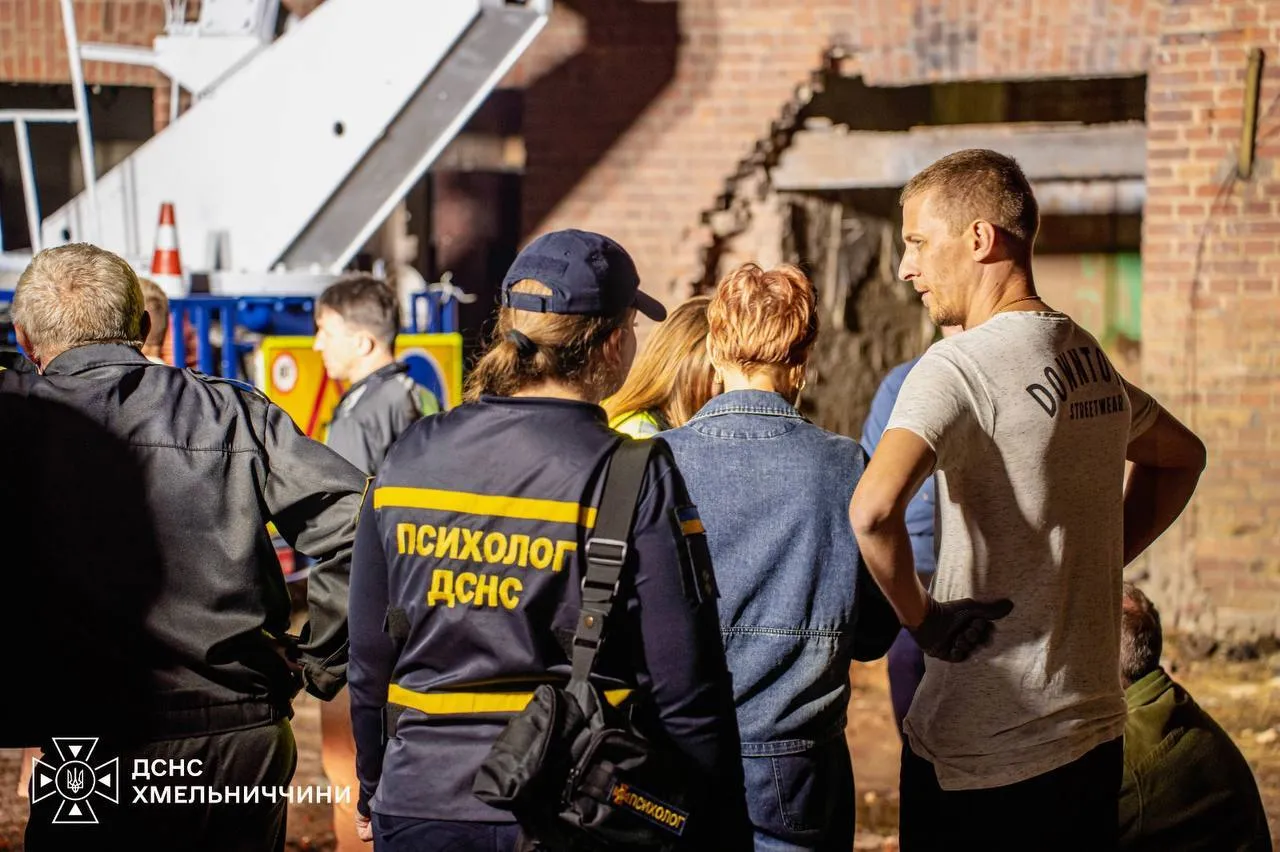 Психолог ДСНС спілкується з мешканцями після російської атаки.