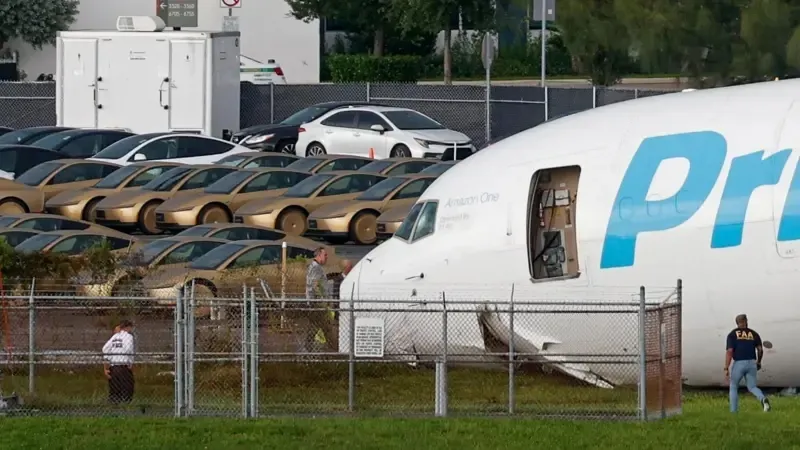 В аэропорту Майами грузовой самолёт Amazon Air выкатился за пределы взлётно-посадочной полосы